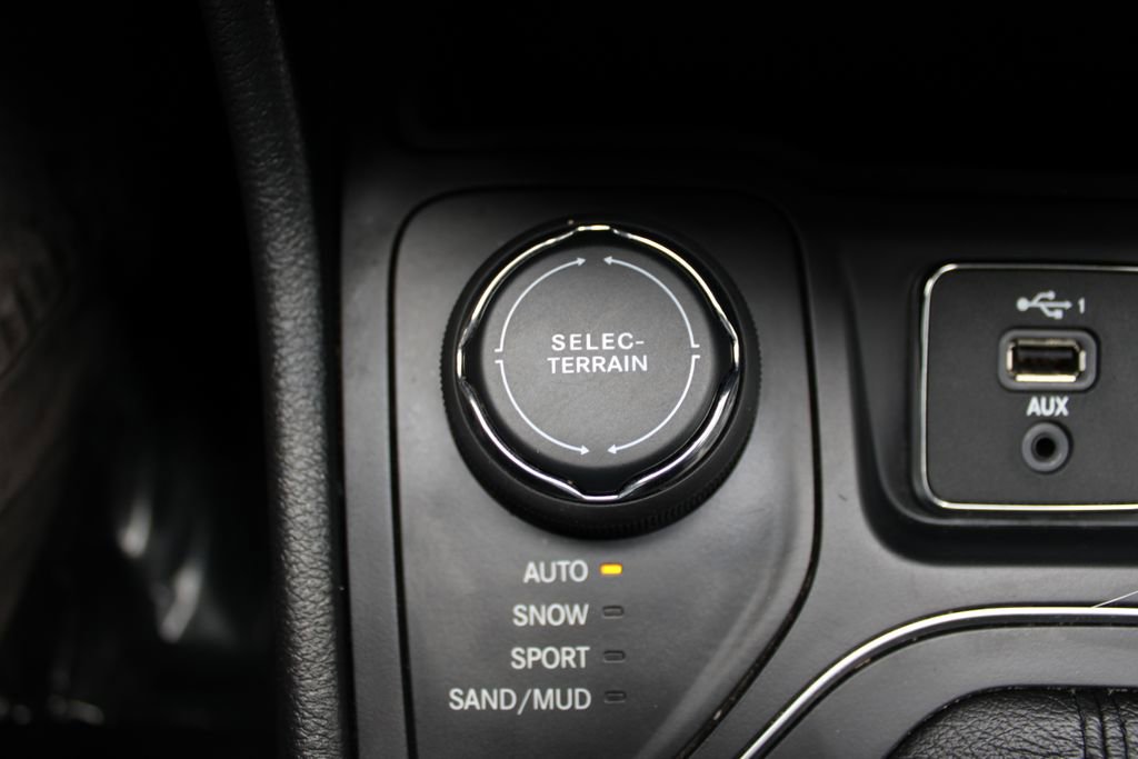 Used 2019 Jeep Cherokee Latitude Plus w/ Comfort/Convenience Group AWD/4WD image 26