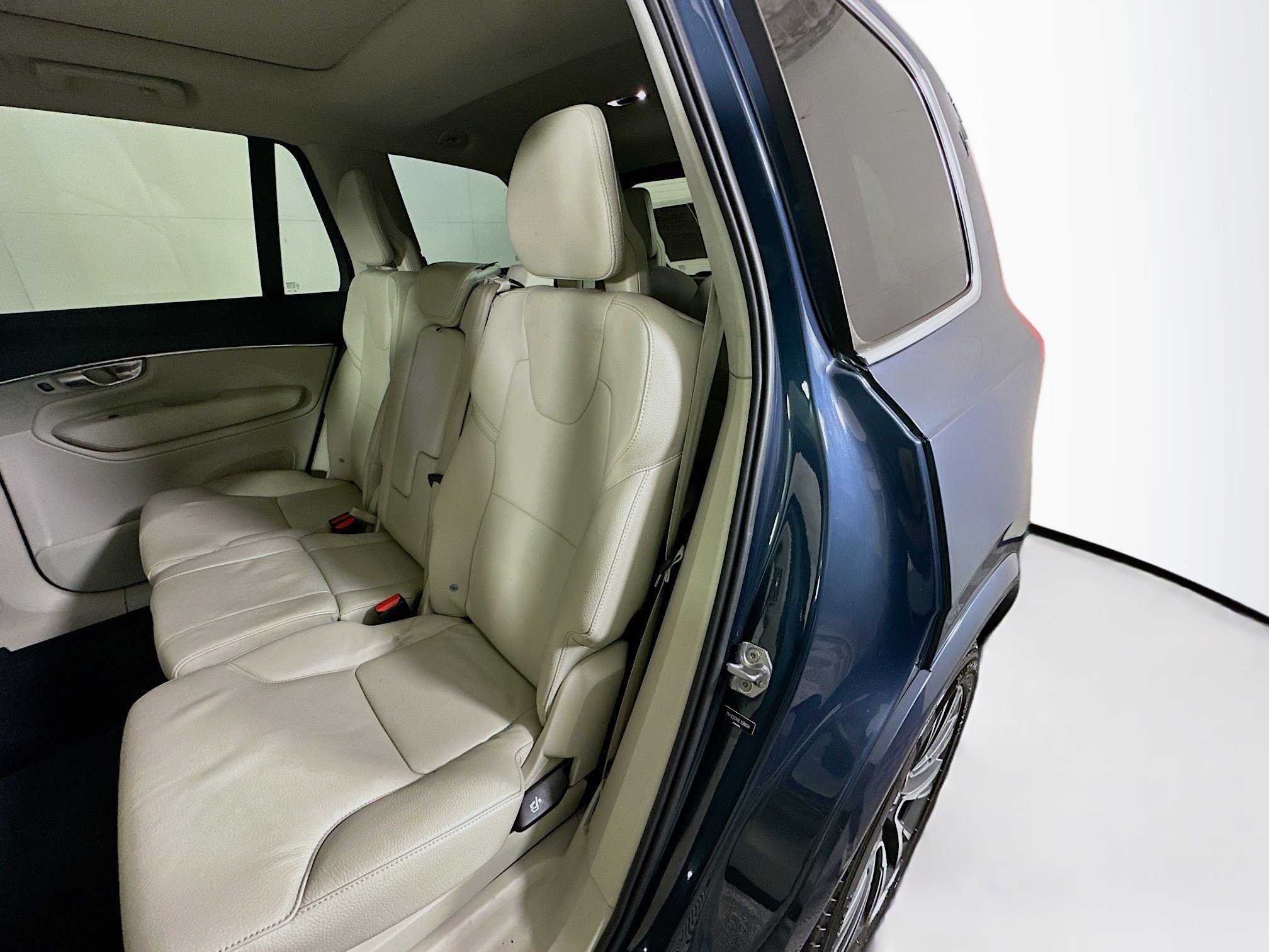 Used 2020 Volvo XC90 T5 Momentum w/ Protection Package Premier image 26