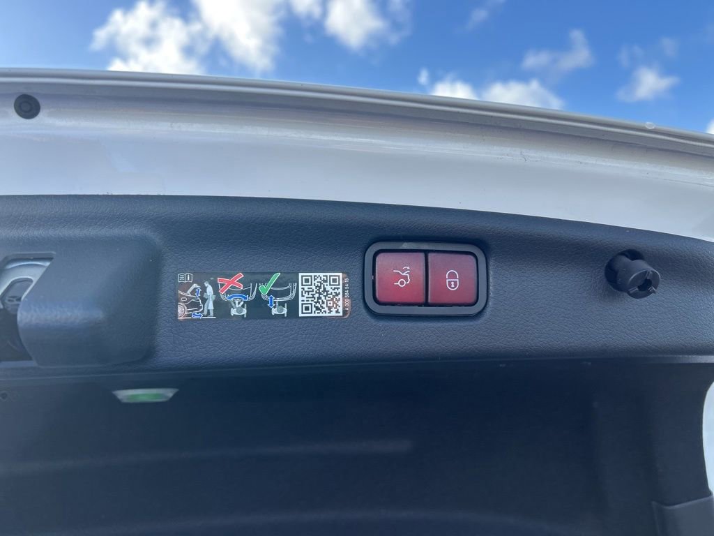 Used 2025 Mercedes-Benz C 300 Sedan image 32