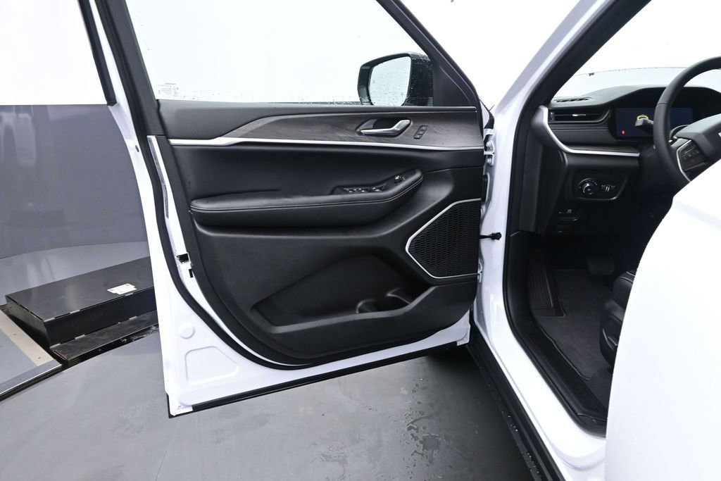 New 2026 Jeep Grand Cherokee L Limited w/ Limited Altitude Package AWD/4WD image 12