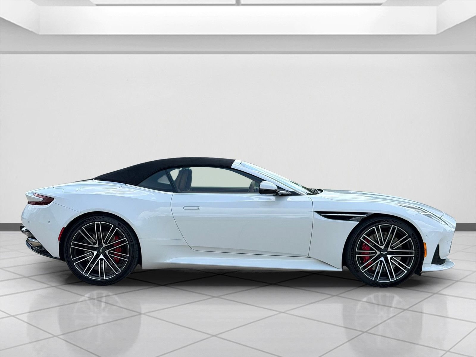 Used 2025 Aston Martin DB12 Convertible RWD image 9