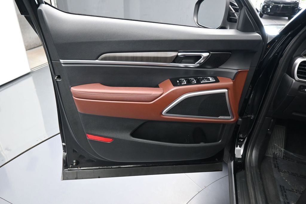 Used 2024 Kia Telluride EX w/ EX Captain's Chair Package FWD image 13