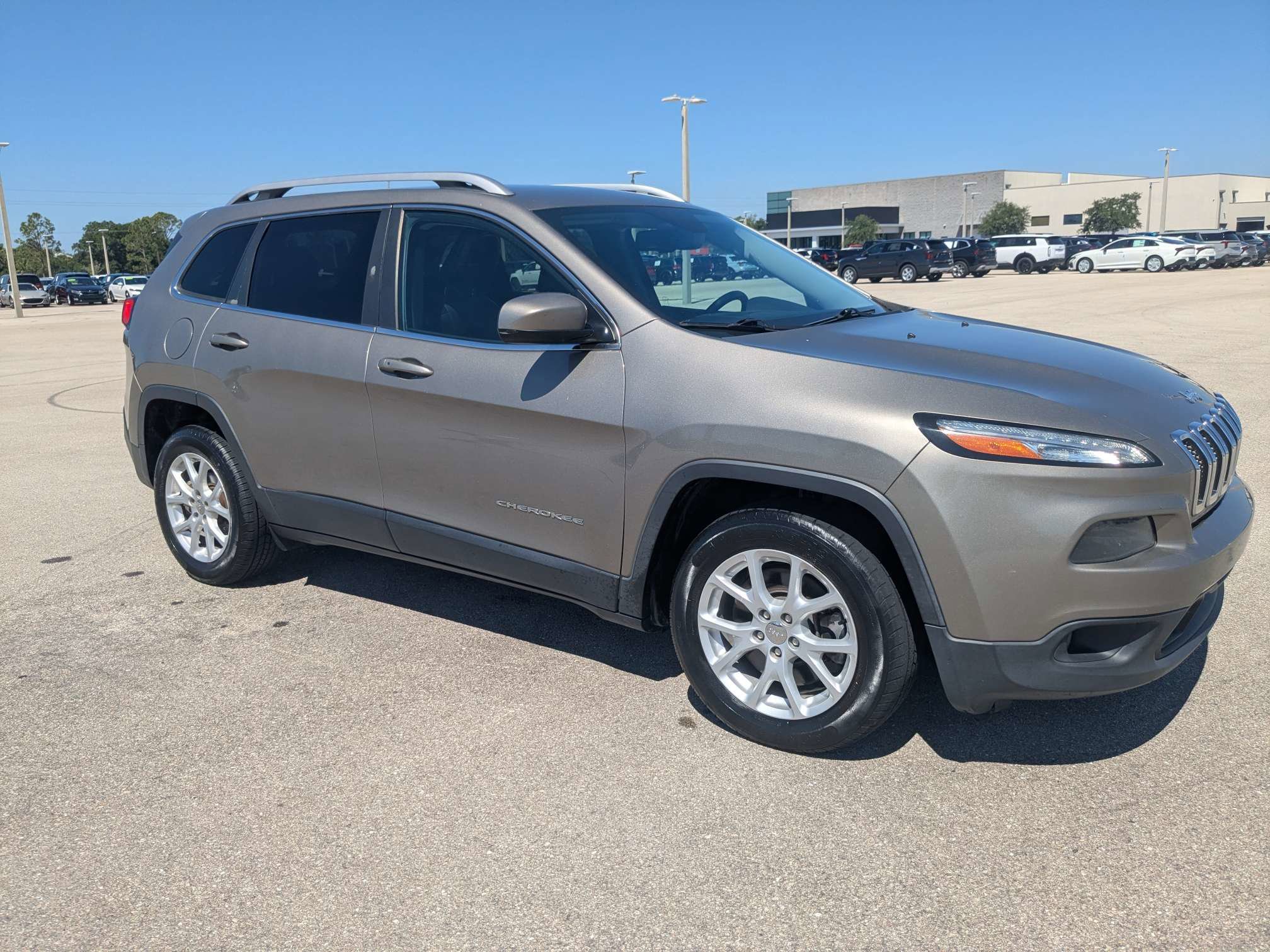 Used 2018 Jeep Cherokee Latitude Plus w/ Comfort/Convenience Group FWD image 2