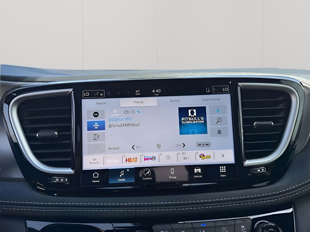 New 2025 Chrysler Pacifica Select AWD/4WD image 30