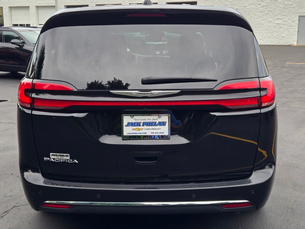 Used 2024 Chrysler Pacifica Touring-L FWD image 12