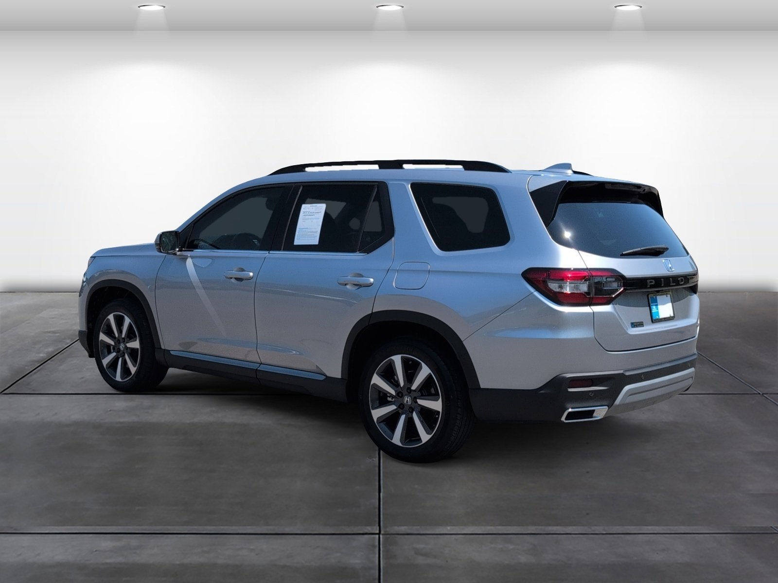 Certified 2025 Honda Pilot Touring image 3