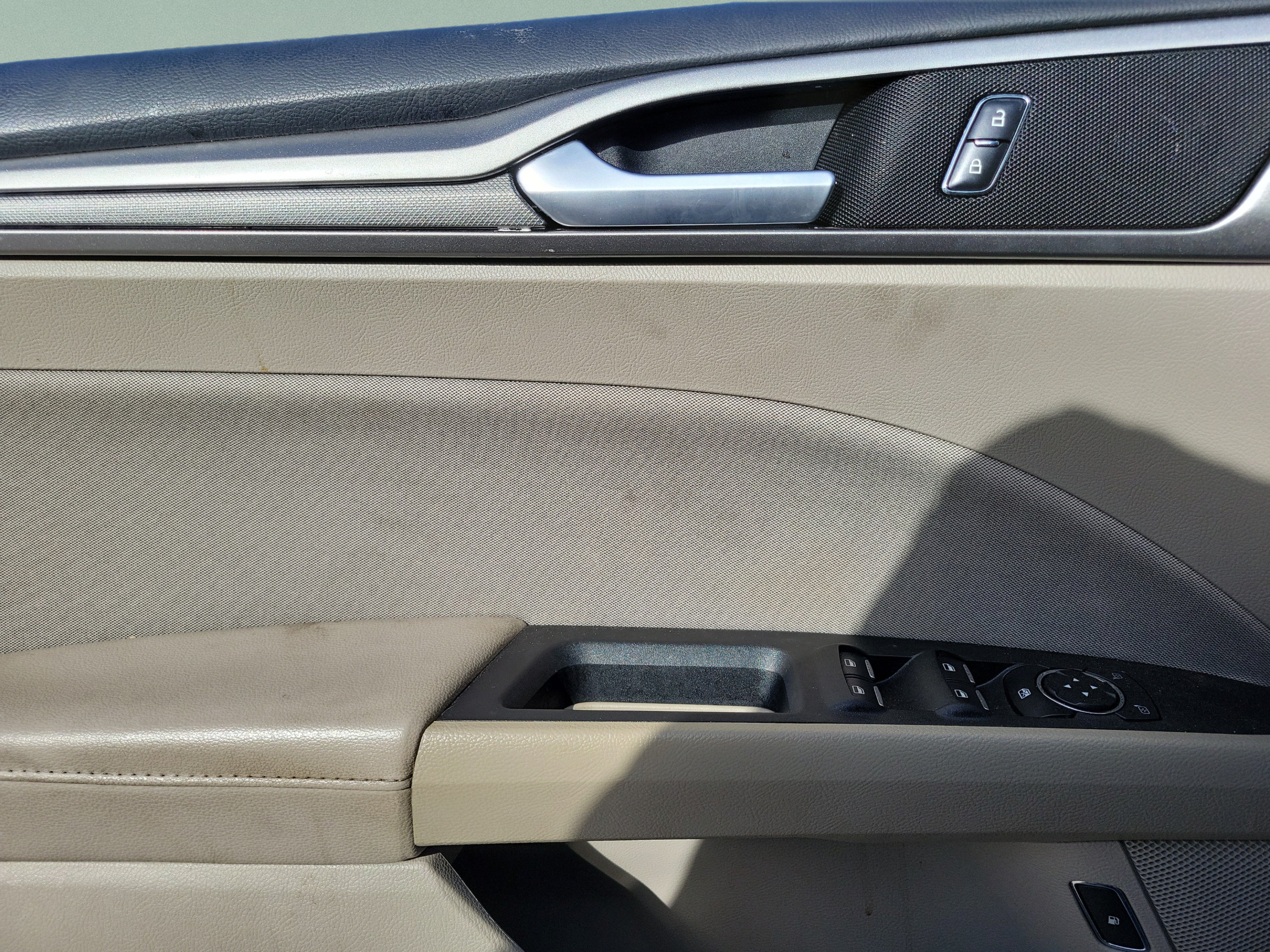 Used 2018 Ford Fusion SE FWD image 12