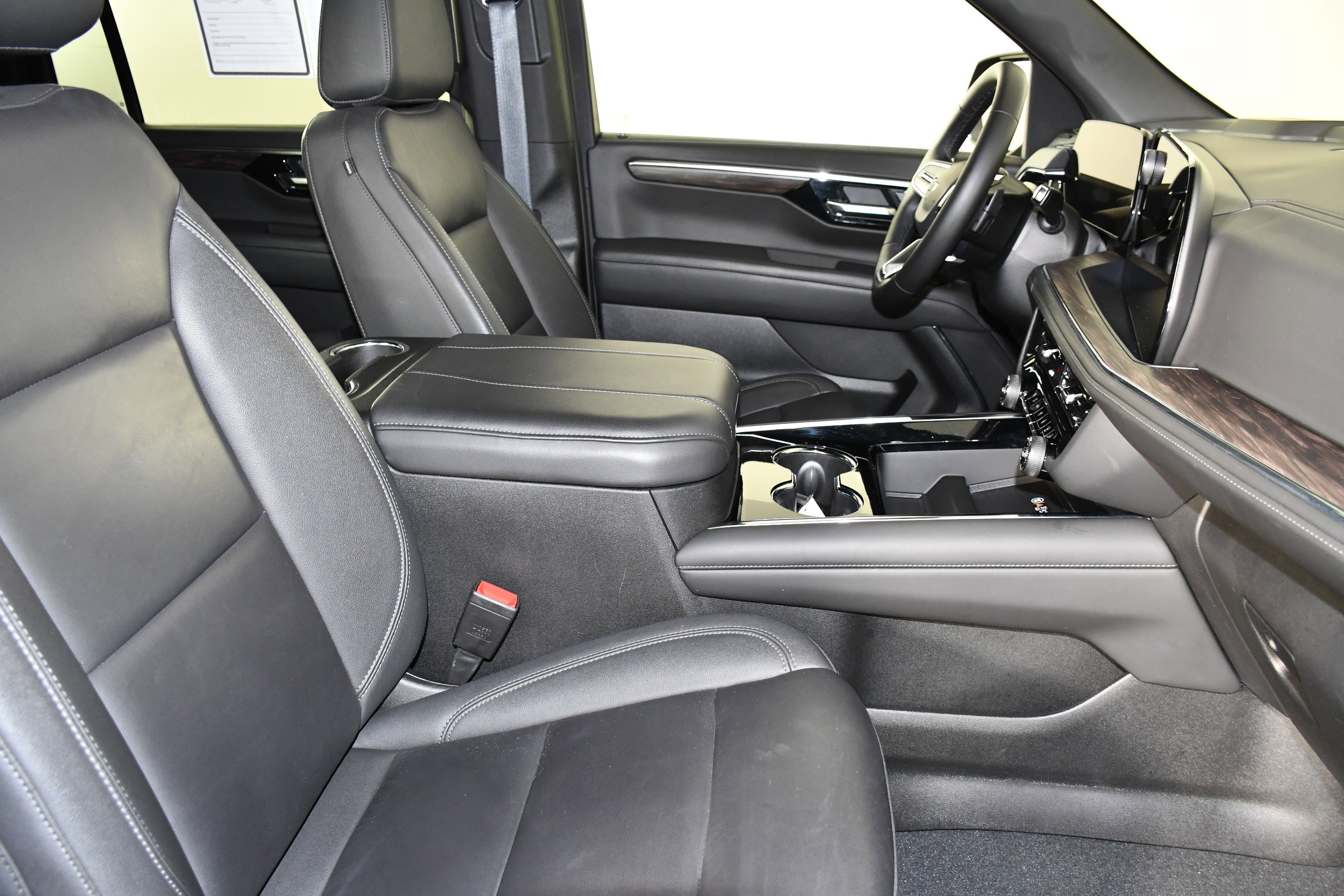 Used 2025 Chevrolet Suburban Z71 AWD/4WD image 45