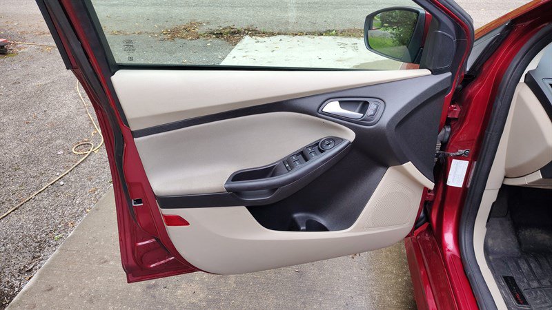 Used 2015 Ford Focus SE w/ SE Sport Package FWD image 8