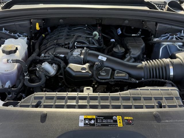 Used 2025 Jeep Grand Cherokee Limited w/ Black Appearance Package image 32