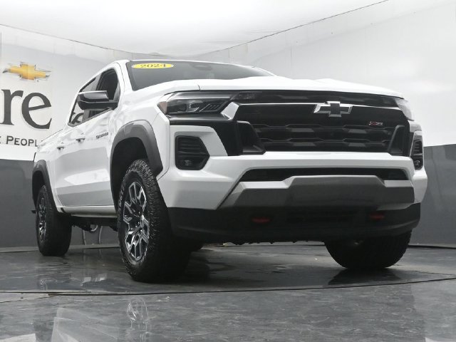 Used 2024 Chevrolet Colorado Z71 w/ Z71 Convenience Package 2 AWD/4WD image 3