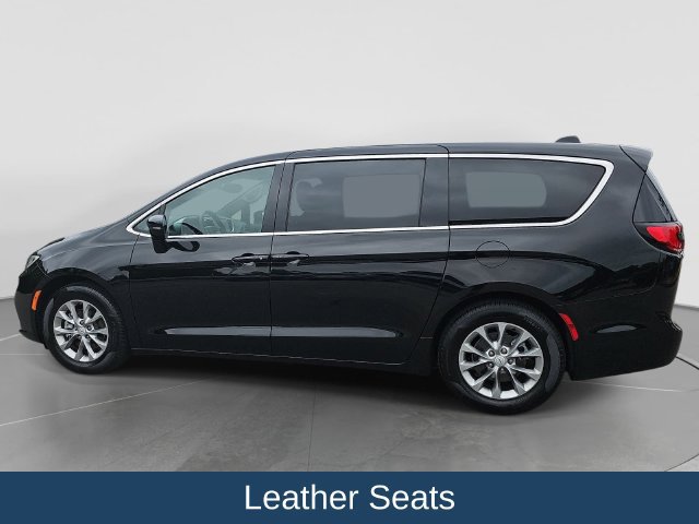 Used 2026 Chrysler Pacifica Limited FWD image 5