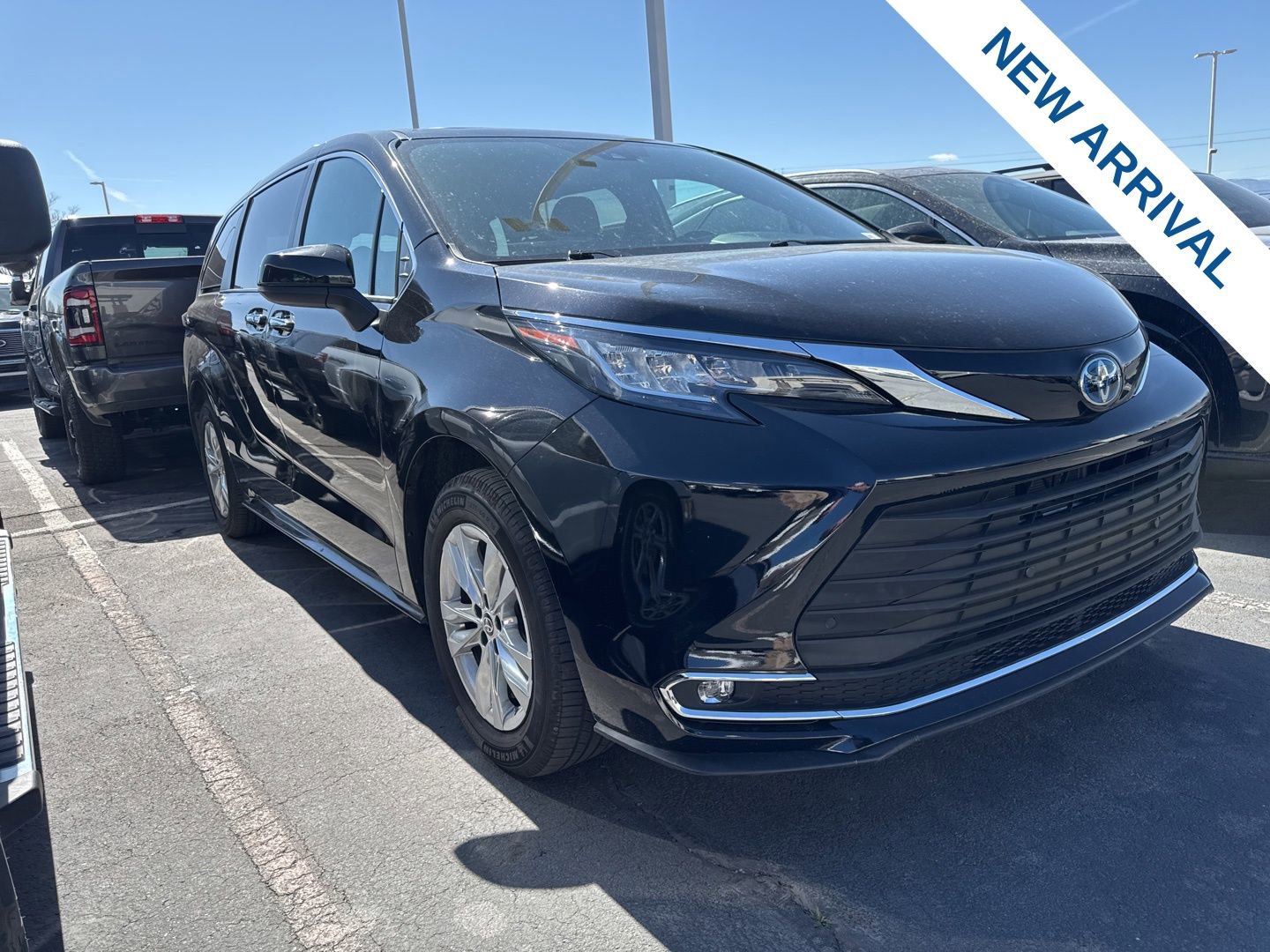 Used 2022 Toyota Sienna XLE Woodland Edition image 1