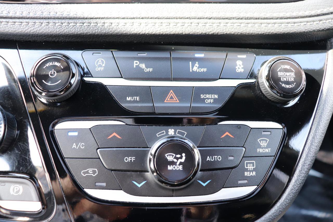 Used 2025 Chrysler Pacifica Limited FWD image 45