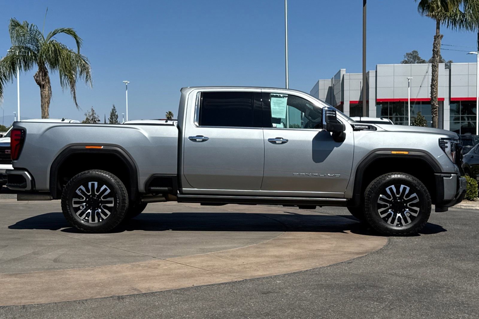 Certified 2025 GMC Sierra 2500 Denali Ultimate AWD/4WD image 3