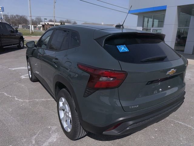 Used 2025 Chevrolet Trax LS w/ LS Convenience Package image 18