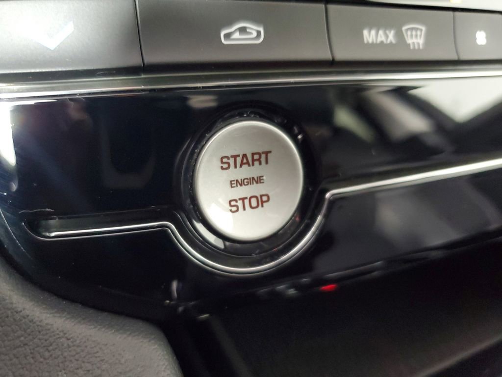 Used 2018 Jaguar F-PACE R-Sport image 33