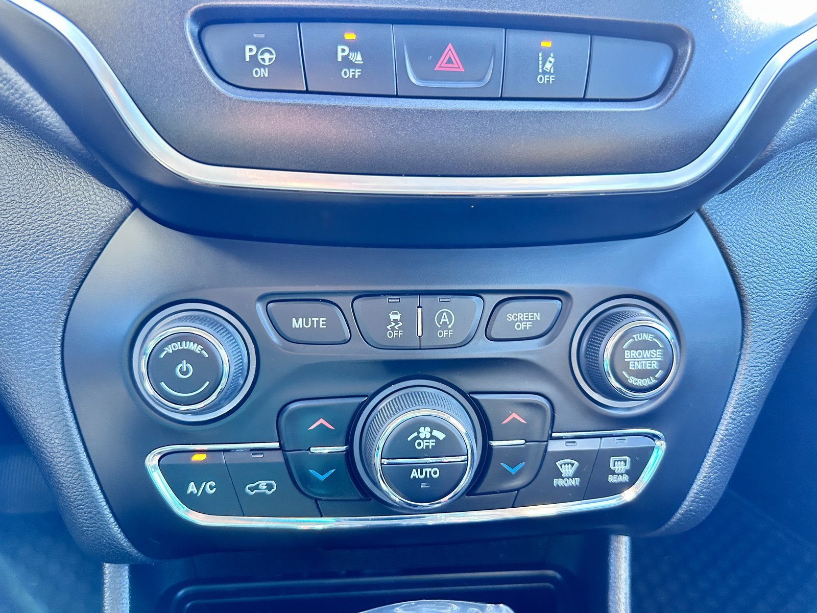 Used 2021 Jeep Cherokee Trailhawk w/ Technology Group image 20