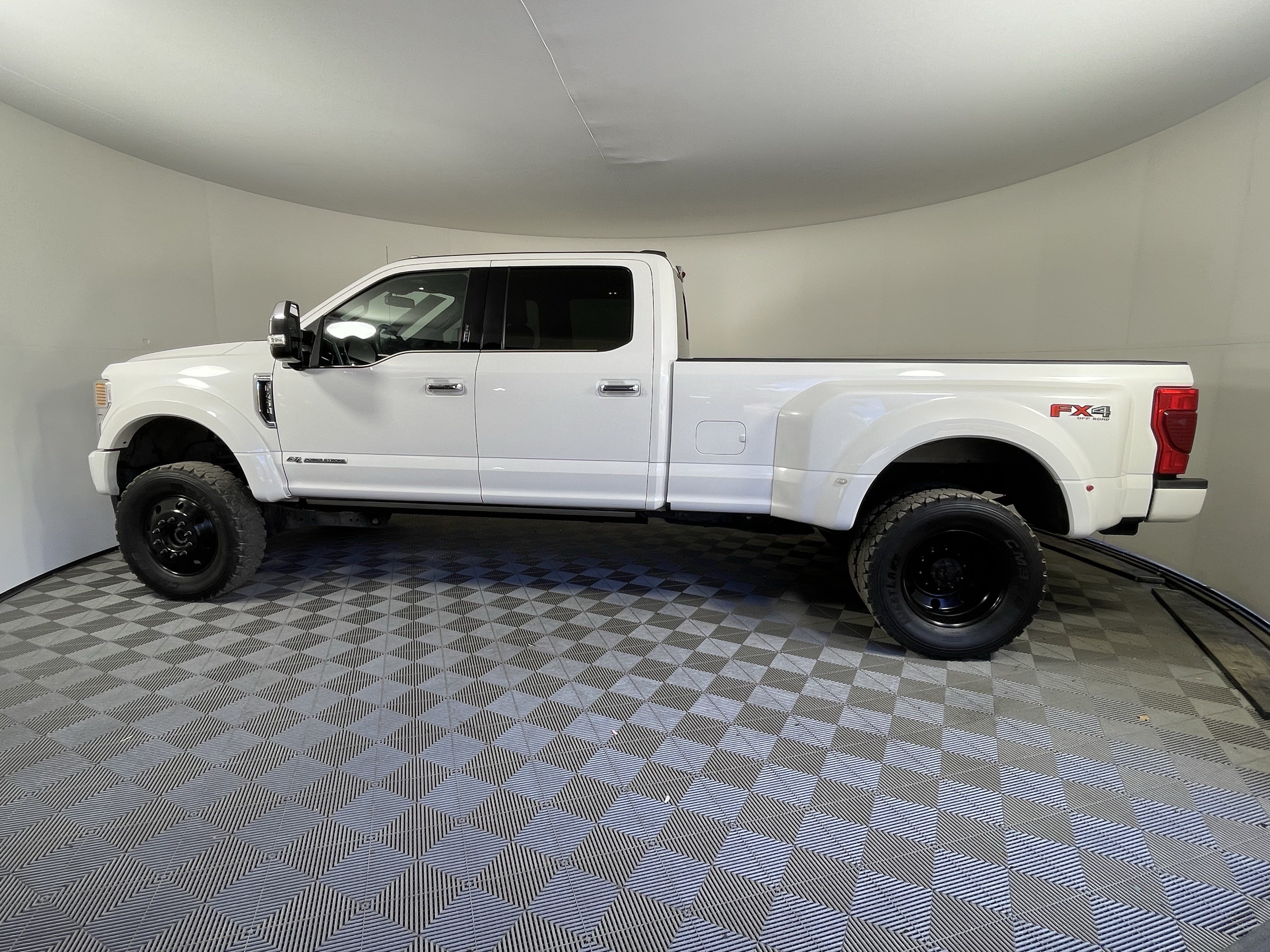 Used 2020 Ford F450 Platinum w/ FX4 Off-Road Package AWD/4WD image 2