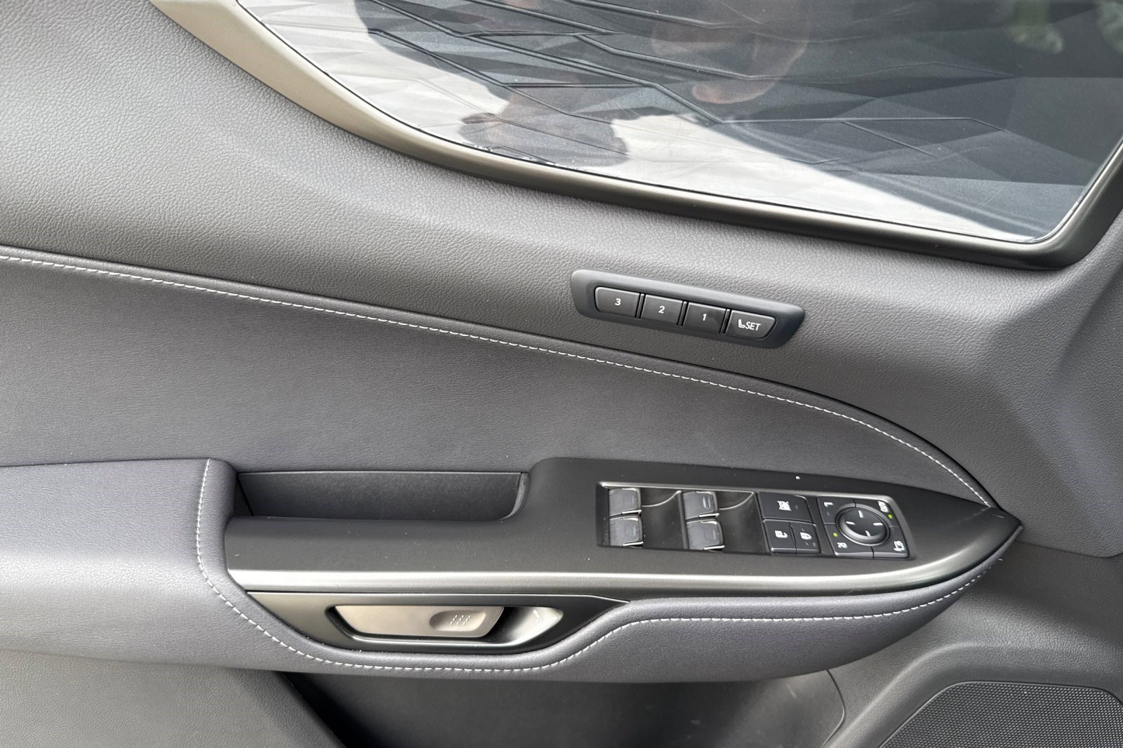 Used 2025 Lexus NX 350h AWD w/ Premium Package image 12