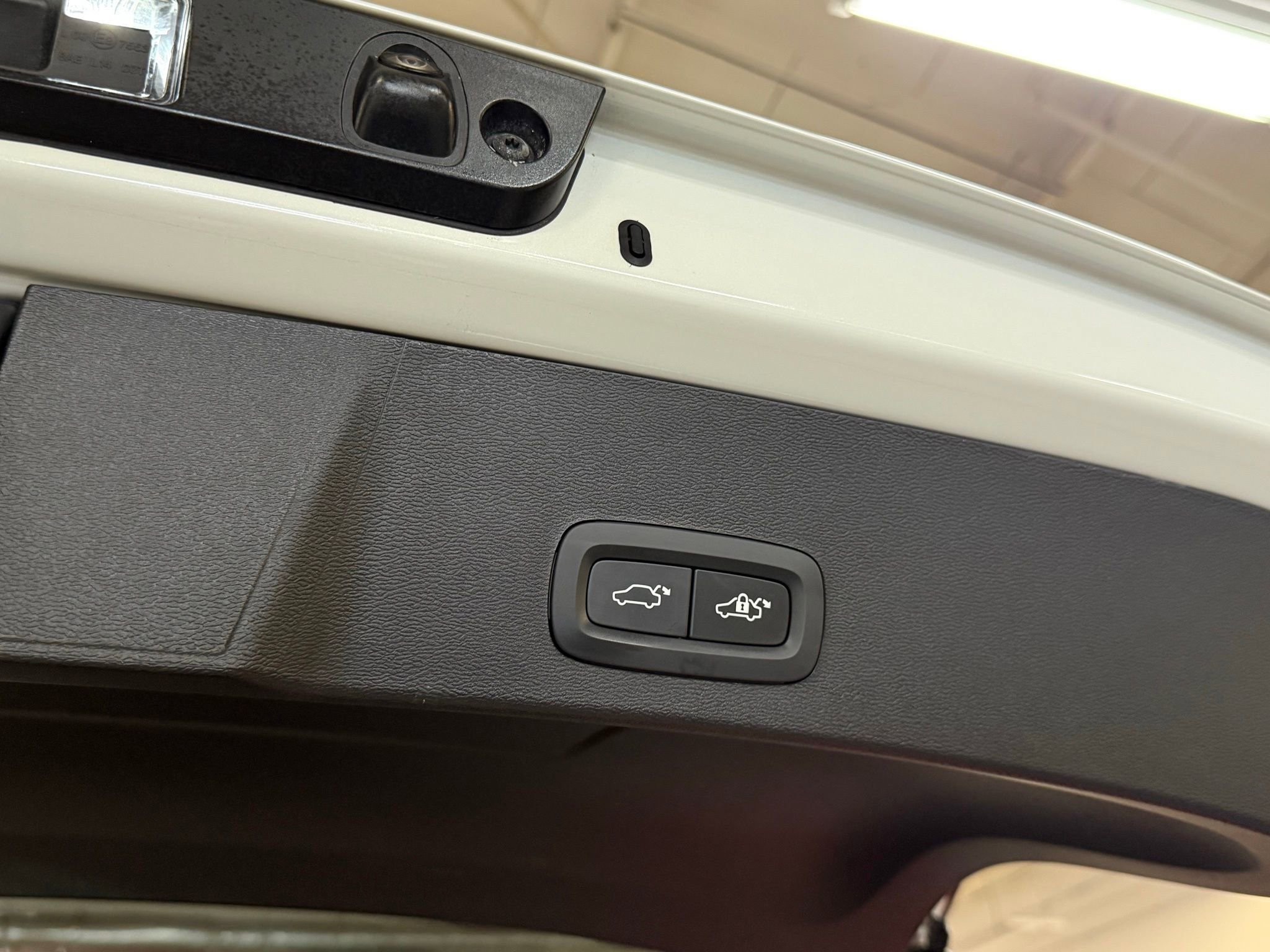 Used 2025 Volvo XC40 B5 Plus image 33