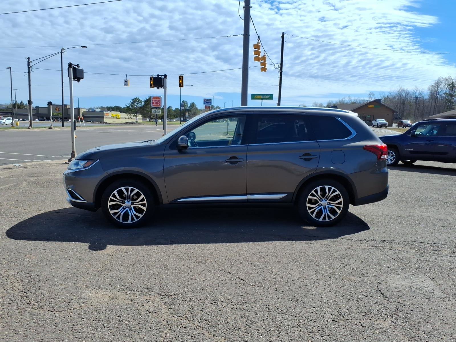 Used 2017 Mitsubishi Outlander SE AWD/4WD image 2