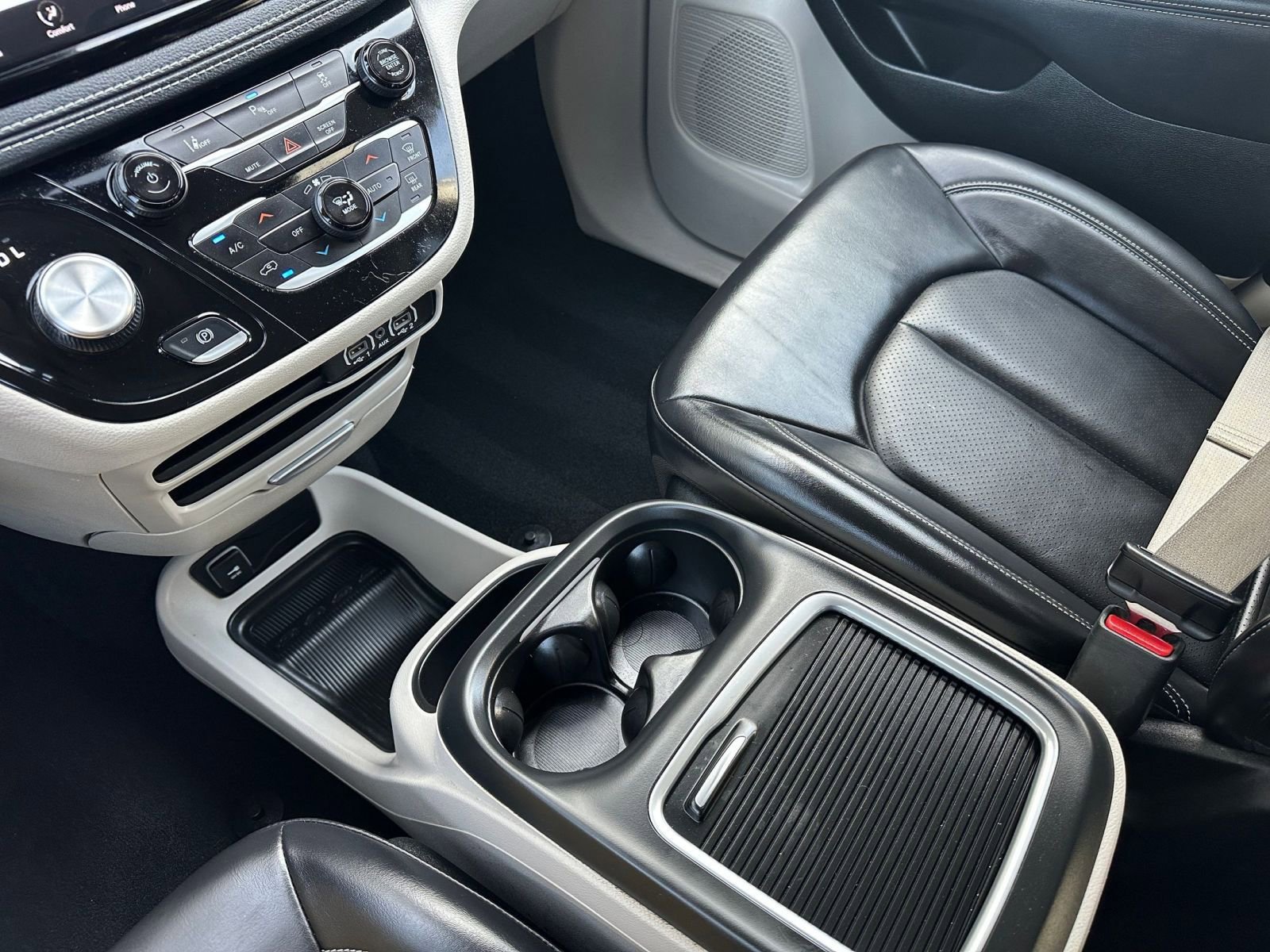 Used 2023 Chrysler Pacifica Touring-L image 43