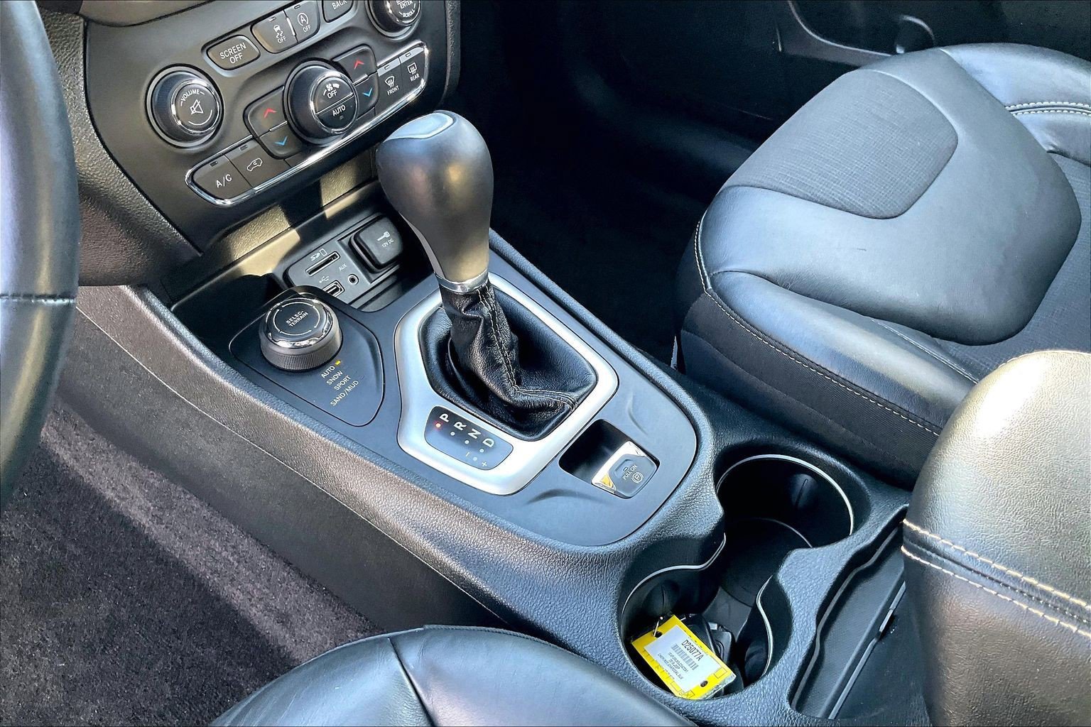 Used 2018 Jeep Cherokee Latitude Plus w/ Comfort/Convenience Group image 17