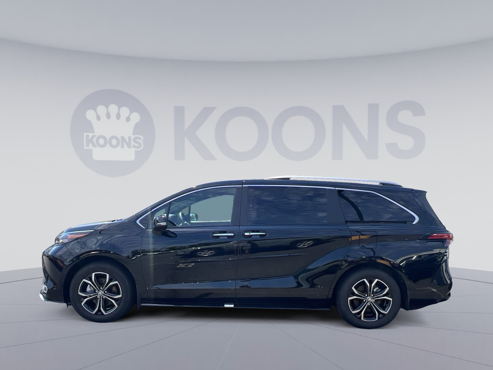 Used 2025 Toyota Sienna Platinum AWD/4WD image 2