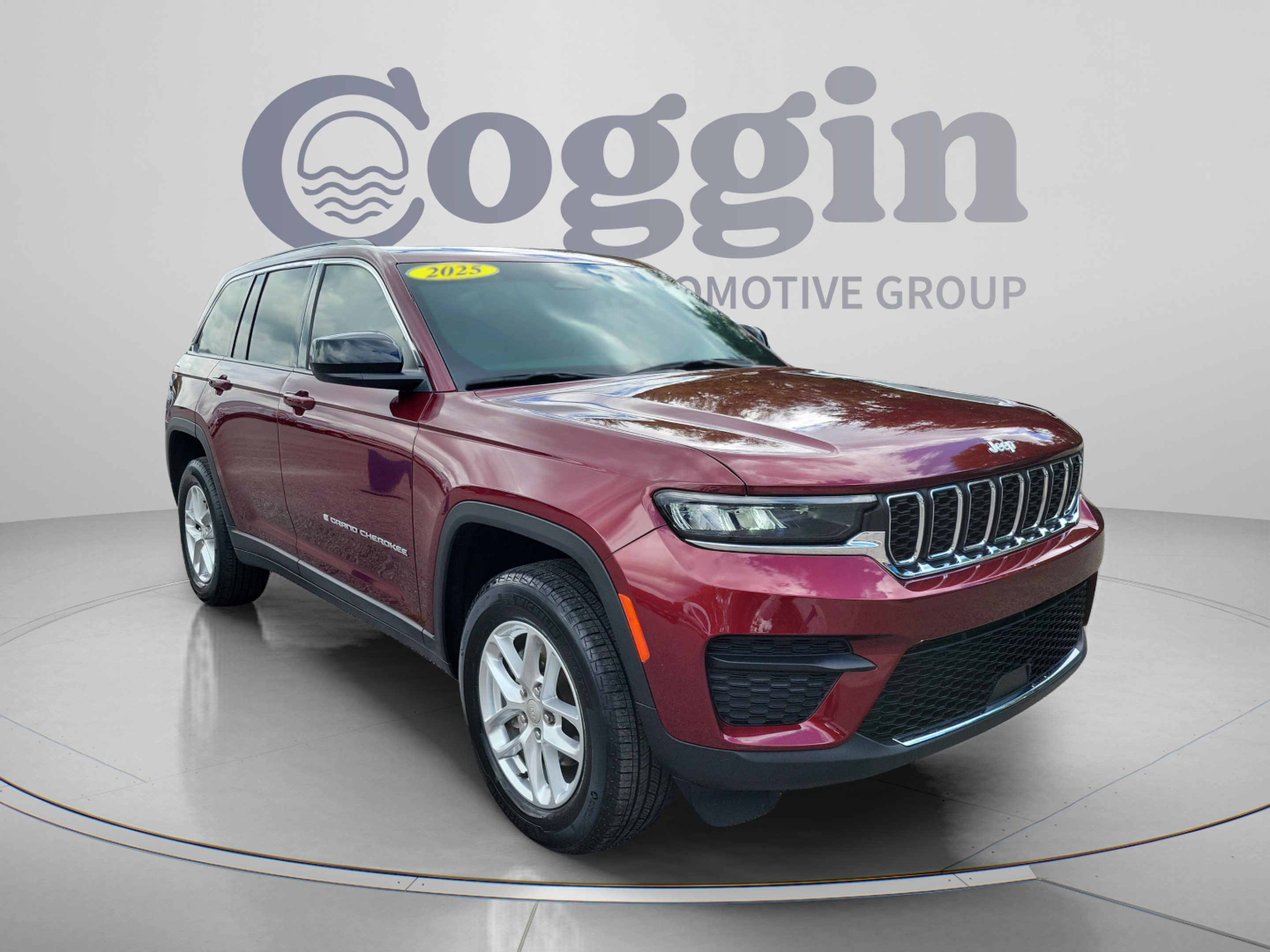 Used 2025 Jeep Grand Cherokee Laredo X RWD image 4