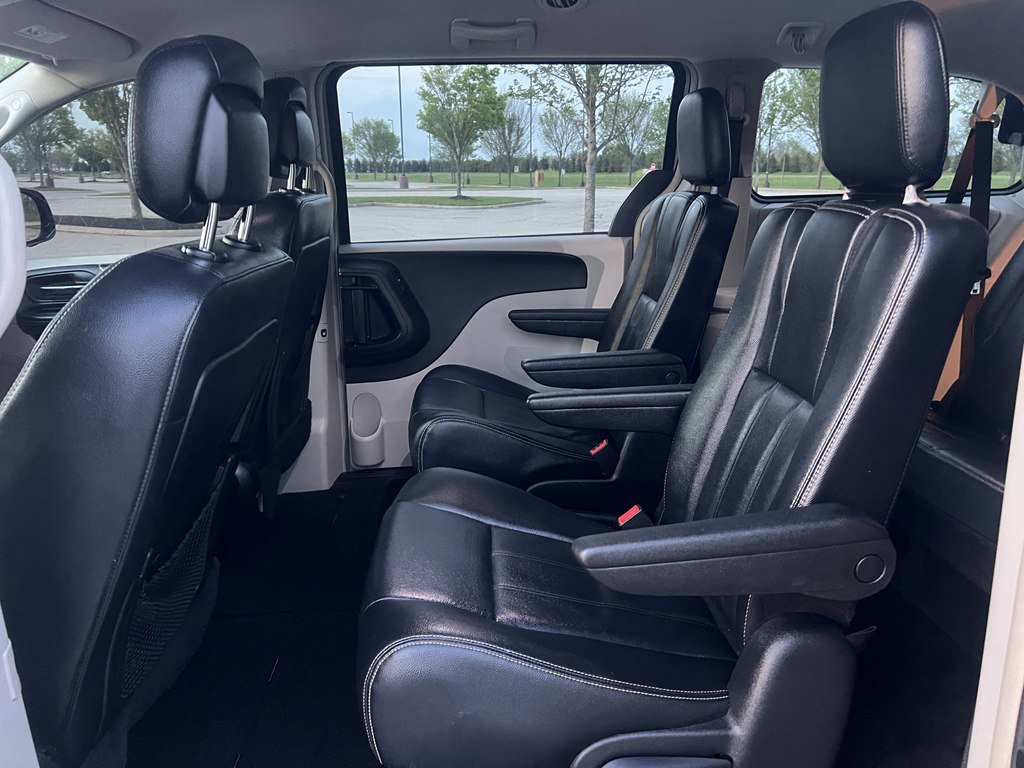 Used 2014 Chrysler Town & Country Touring FWD image 14