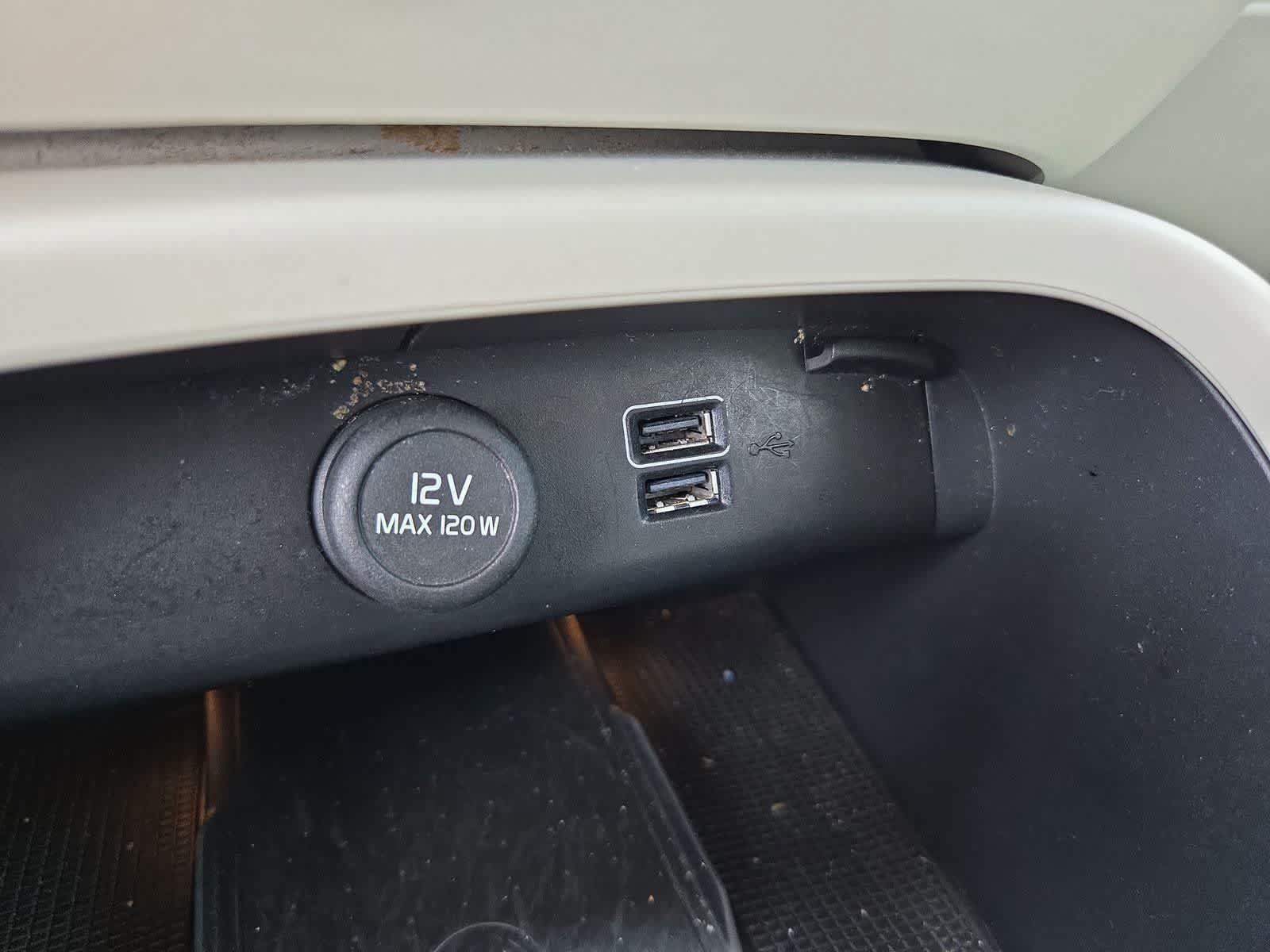 Used 2022 Volvo XC40 T4 Momentum FWD image 27