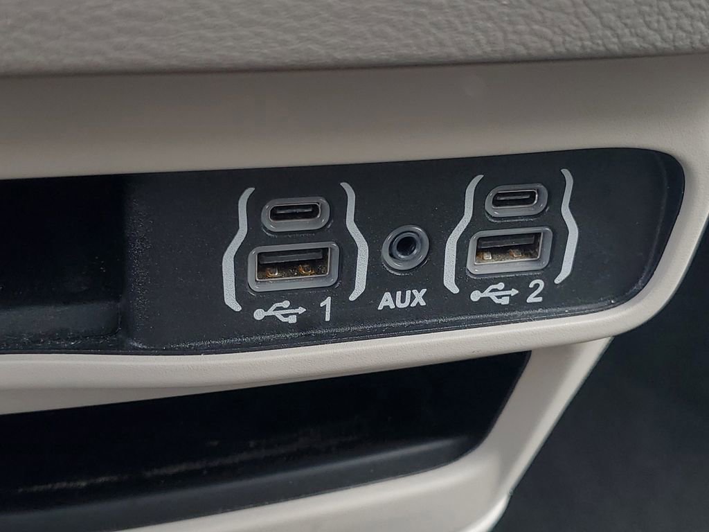 Used 2023 Chrysler Pacifica Touring-L FWD image 26