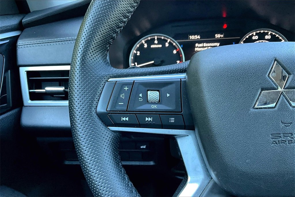 Used 2024 Mitsubishi Outlander SE image 11