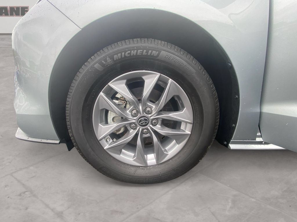 Used 2023 Toyota Sienna XLE AWD/4WD image 14
