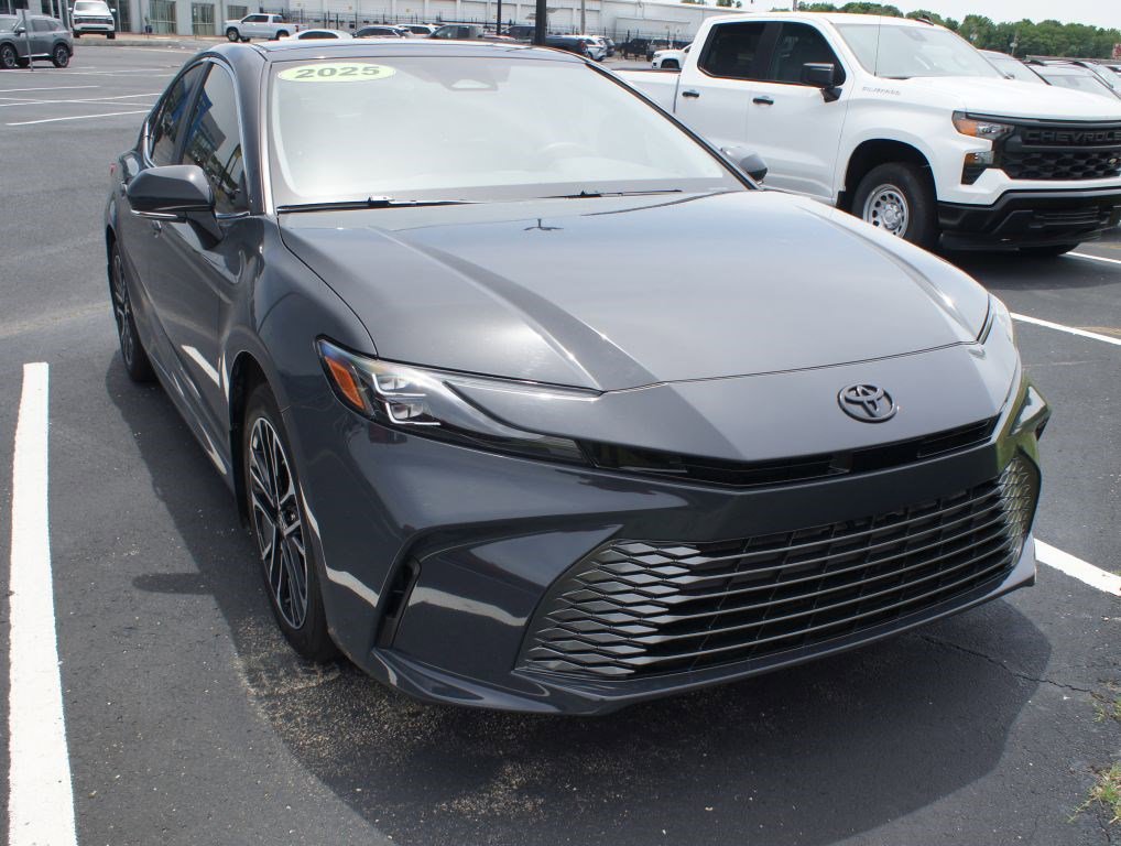 Used 2025 Toyota Camry XLE AWD/4WD image 3