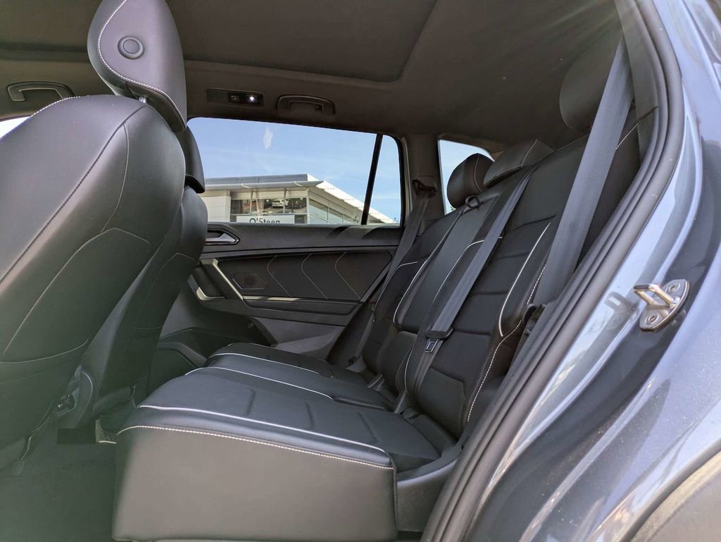 Used 2022 Volkswagen Tiguan SEL R-Line AWD/4WD image 16