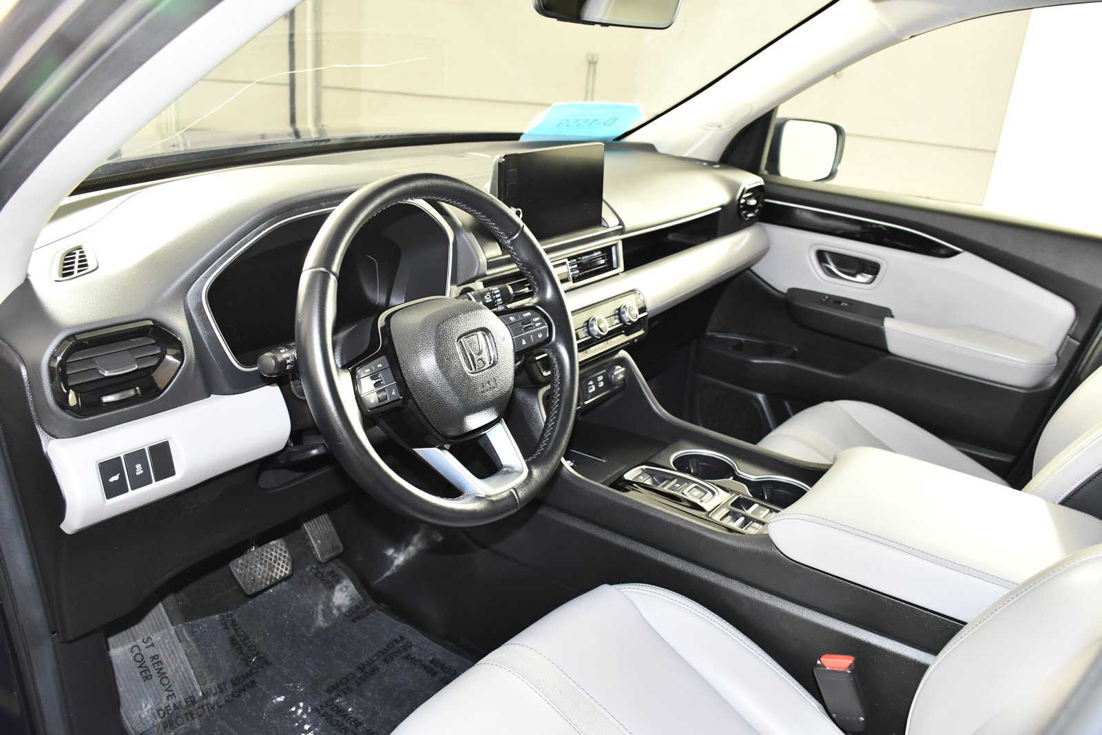 Used 2025 Honda Pilot Touring image 2