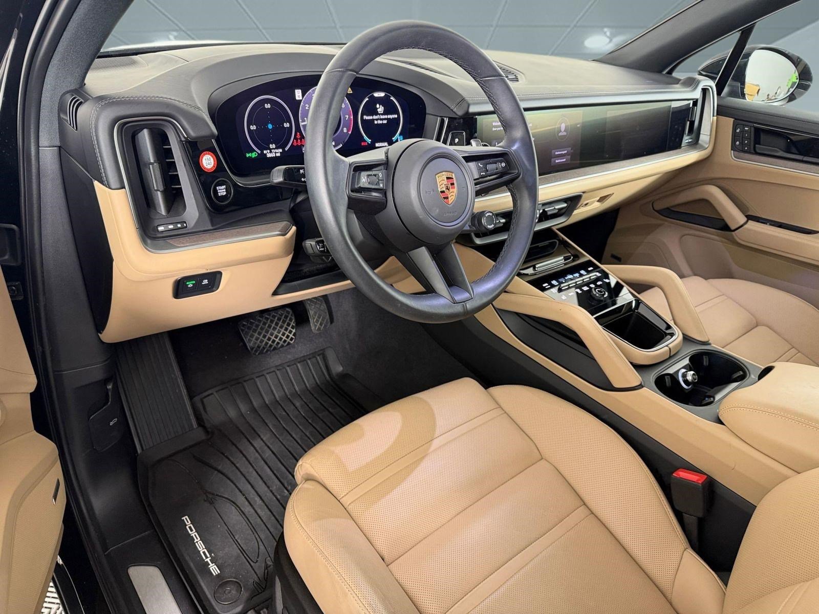 Used 2025 Porsche Cayenne image 23