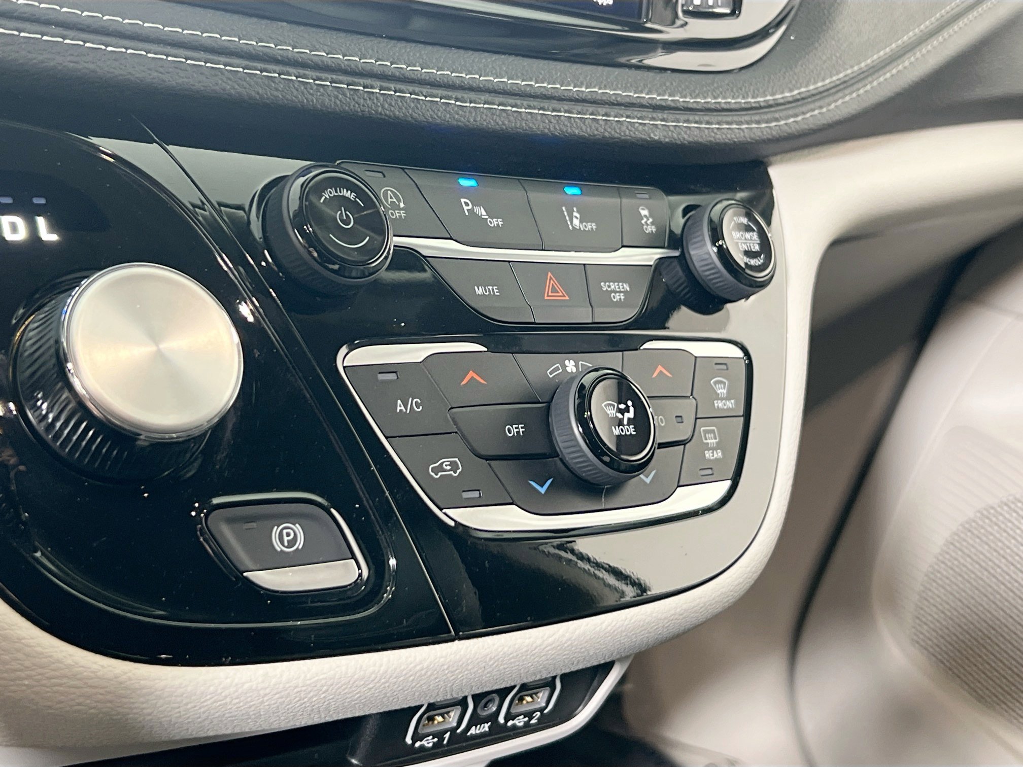 Used 2023 Chrysler Pacifica Touring-L w/ Uconnect Theater Family Group image 16