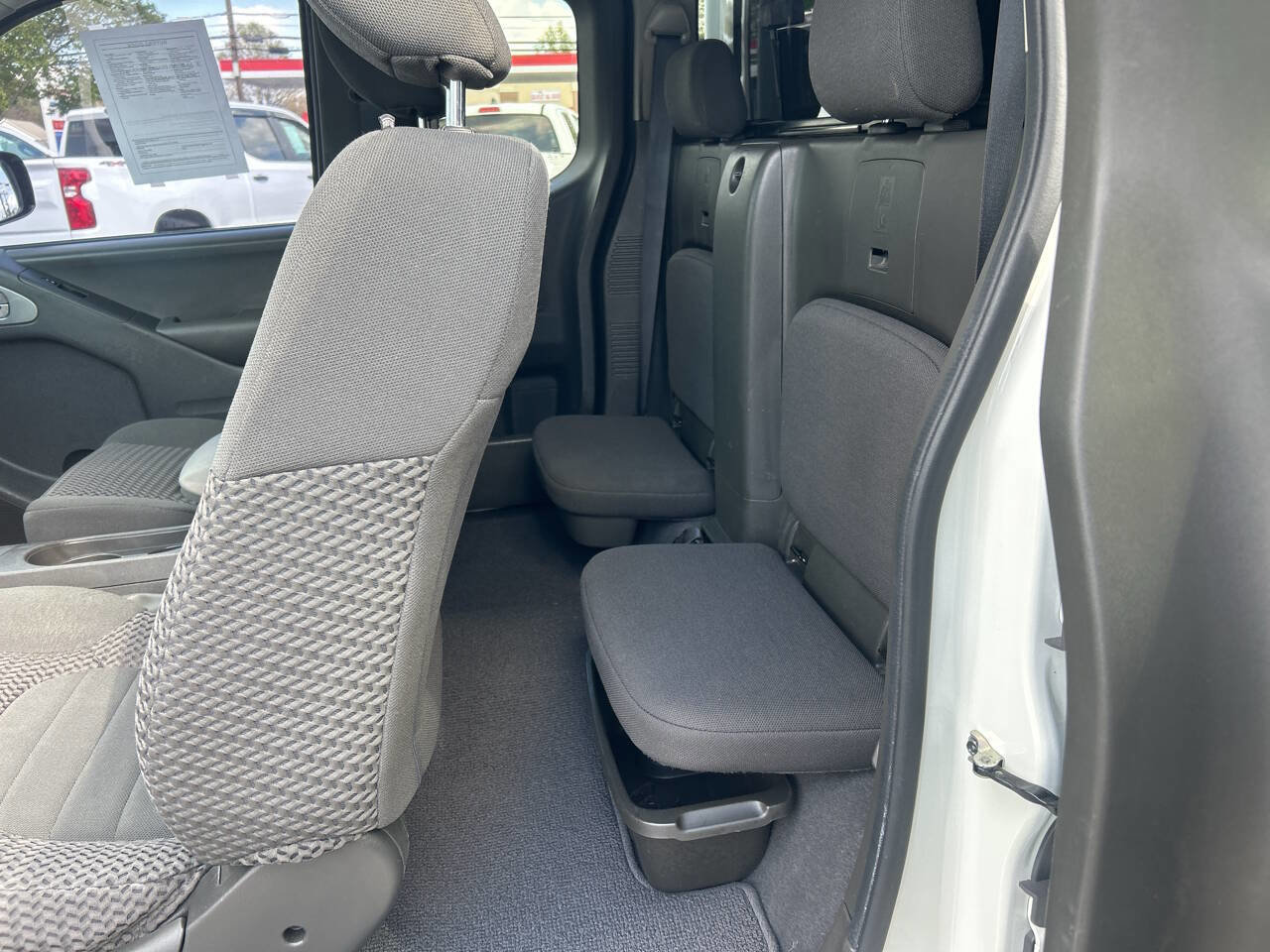 Used 2019 Nissan Frontier SV image 11