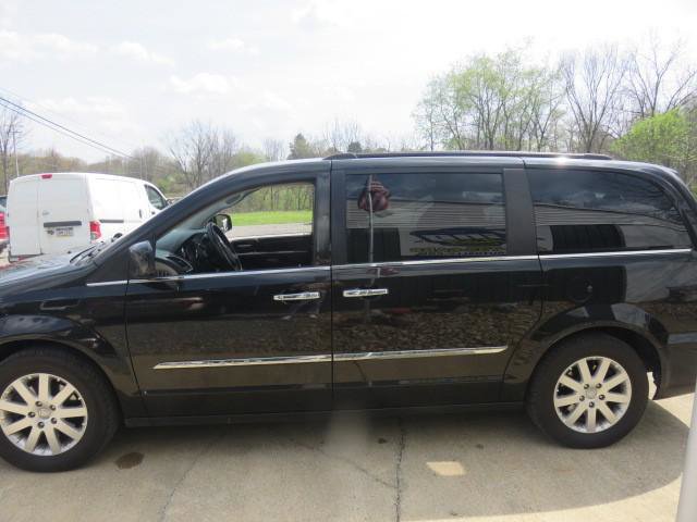 Used 2015 Chrysler Town & Country Touring w/ Driver Convenience Group FWD image 4