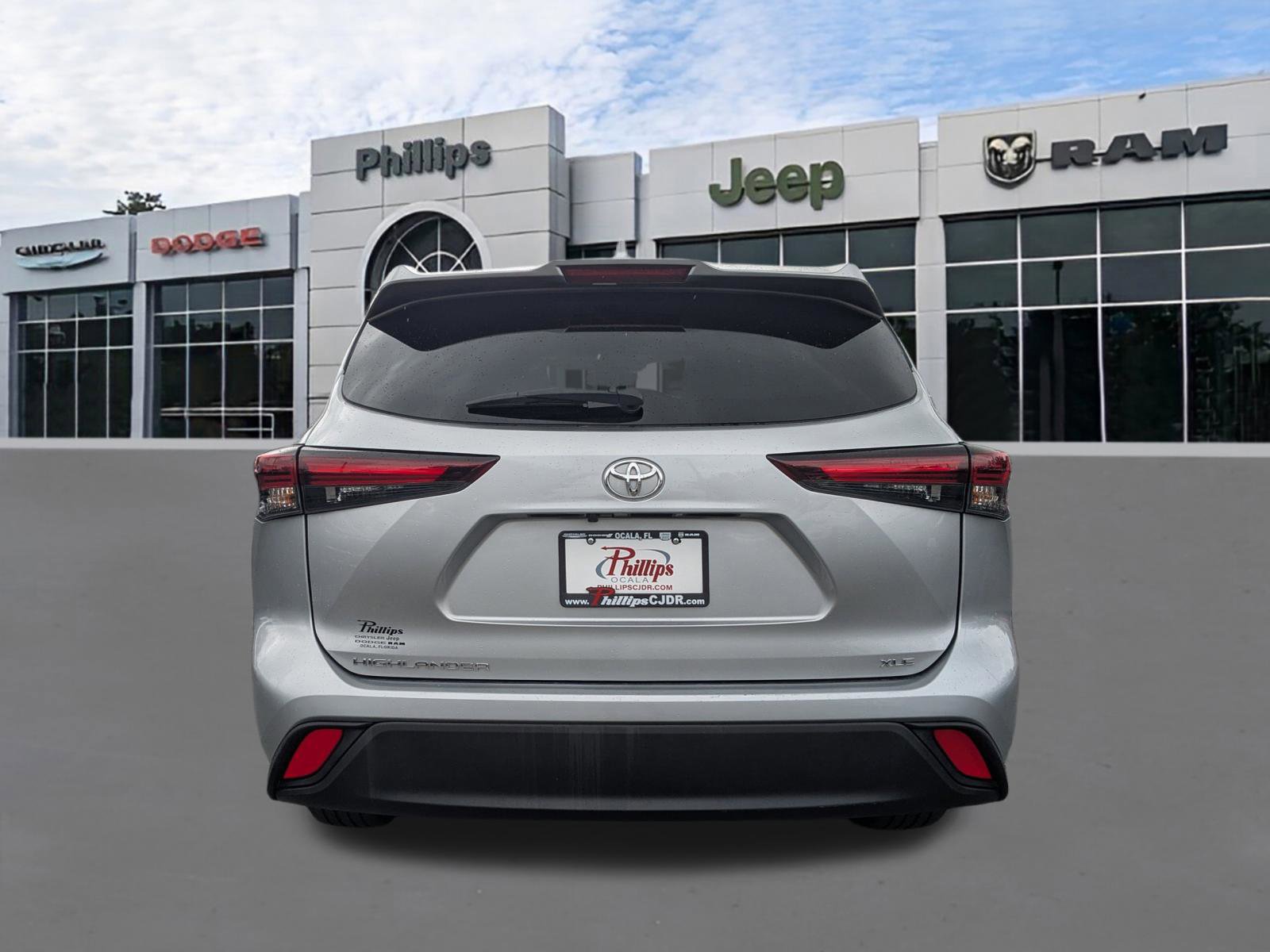 Used 2024 Toyota Highlander XLE image 4