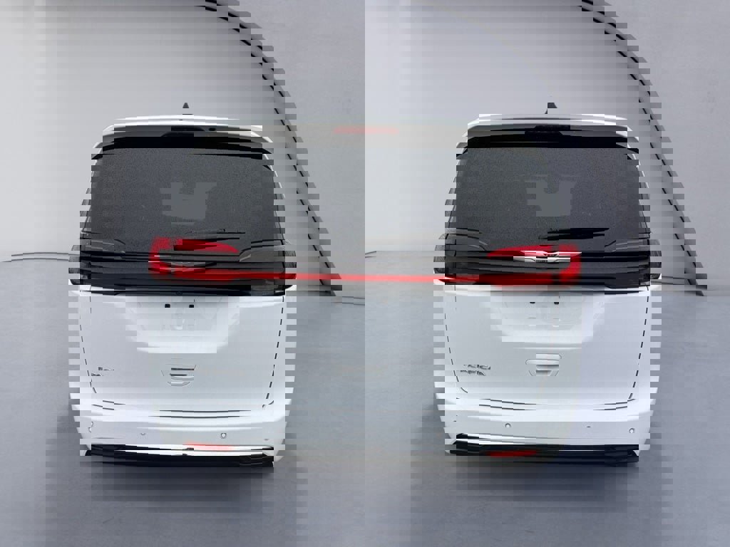 Used 2024 Chrysler Pacifica Touring-L image 4