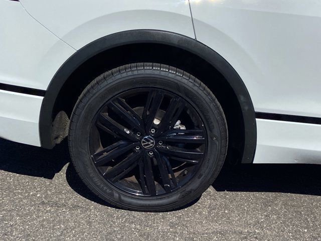 Certified 2022 Volkswagen Tiguan SE R-Line image 11