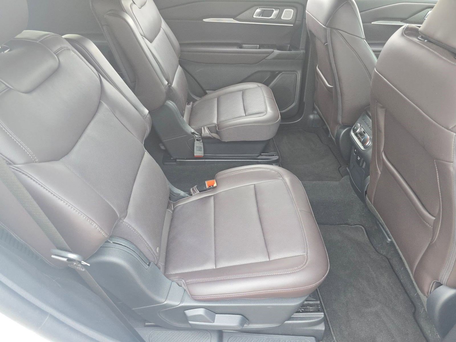 Used 2025 Ford Explorer Platinum image 28