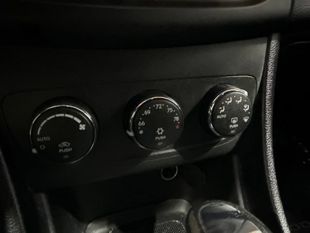 Used 2012 Dodge Avenger SXT FWD image 13