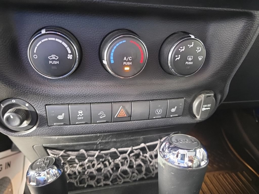 Used 2015 Jeep Wrangler Unlimited Sahara w/ Connectivity Group AWD/4WD image 18