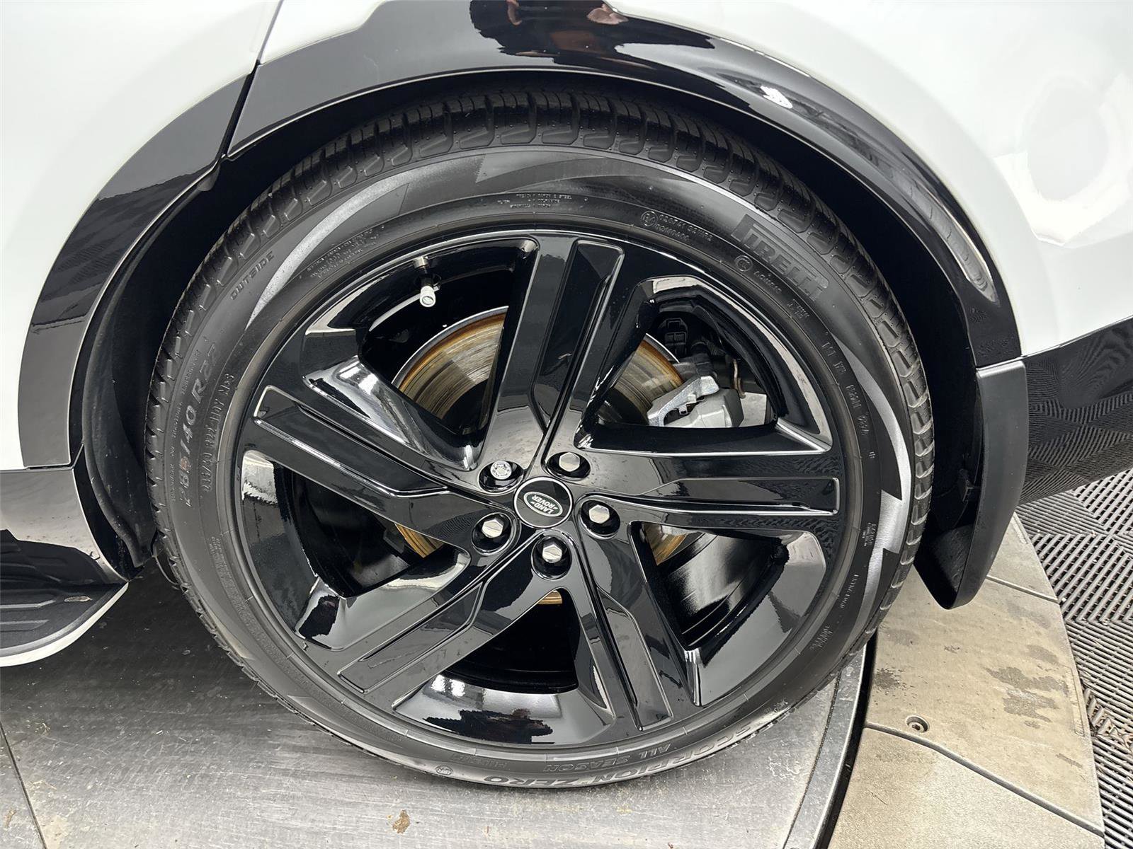 Used 2025 Land Rover Discovery Dynamic SE AWD/4WD image 27