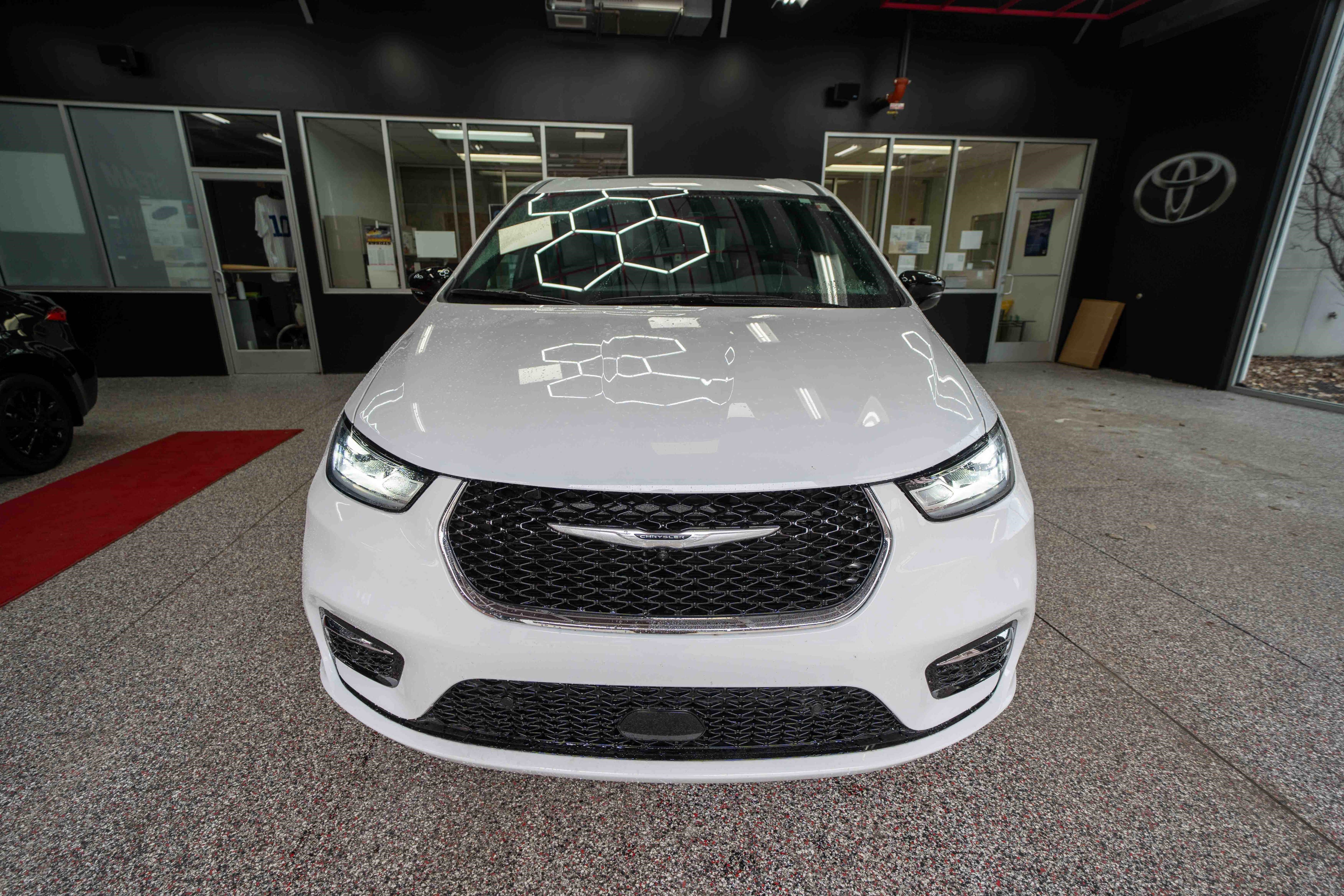 Used 2025 Chrysler Pacifica Select image 6